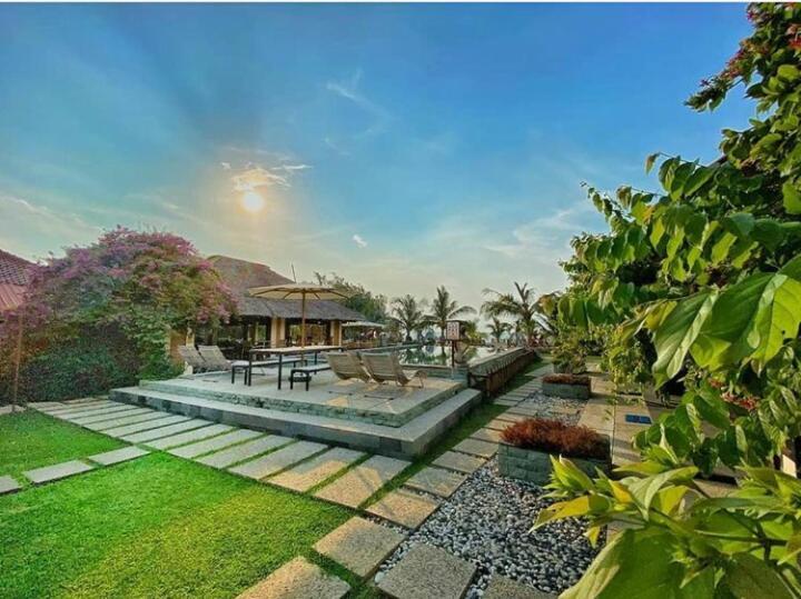 Jepara Marina Beach Bungalows Exterior photo