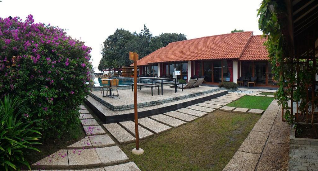 Jepara Marina Beach Bungalows Exterior photo